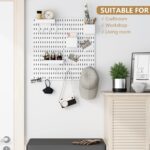 ⁦لوح تثبيت على الحائط مع 3 قطع علاقات حديدية Pegboard، حامل أبيض قياس 30*30 سم من مادة بلاستيكية HIPS للمطبخ وغرفة النوم ورشة⁩ - الصورة ⁦2⁩