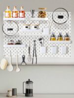⁦لوح تثبيت على الحائط مع 3 قطع علاقات حديدية Pegboard، حامل أبيض قياس 30*30 سم من مادة بلاستيكية HIPS للمطبخ وغرفة النوم ورشة⁩ - الصورة ⁦3⁩