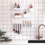 ⁦لوح تثبيت على الحائط مع 3 قطع علاقات حديدية Pegboard، حامل أبيض قياس 30*30 سم من مادة بلاستيكية HIPS للمطبخ وغرفة النوم ورشة⁩ - الصورة ⁦5⁩