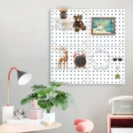 ⁦لوح تثبيت على الحائط مع 3 قطع علاقات حديدية Pegboard، حامل أبيض قياس 30*30 سم من مادة بلاستيكية HIPS للمطبخ وغرفة النوم ورشة⁩ - الصورة ⁦6⁩