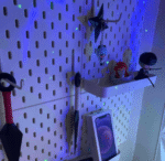 ⁦لوح تثبيت على الحائط مع 3 قطع علاقات حديدية Pegboard، حامل أبيض قياس 30*30 سم من مادة بلاستيكية HIPS للمطبخ وغرفة النوم ورشة⁩ - الصورة ⁦12⁩