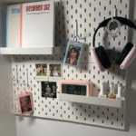 ⁦لوح تثبيت على الحائط مع 3 قطع علاقات حديدية Pegboard، حامل أبيض قياس 30*30 سم من مادة بلاستيكية HIPS للمطبخ وغرفة النوم ورشة⁩ - الصورة ⁦14⁩