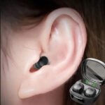 ⁦سماعة أذن لاسلكية صغيرة جدا جدا - سماعات ايربودز بلوتوث صغيرة مزودة بإلغاء الضوضاء وضبط مستوى الصوت وبطارية قوية لفترة طويلة⁩ - الصورة ⁦2⁩