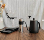 ⁦مجموعة تحضير القهوة المختصة V60 الاحترافية – طقم فاخر مكون من 9 قطع داخل حقيبة أنيقة للسفر والمكتب والمنزل لتحضير القهوة اليد⁩ - الصورة ⁦2⁩