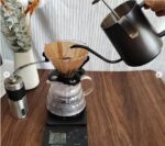 ⁦مجموعة تحضير القهوة المختصة V60 الاحترافية – طقم فاخر مكون من 9 قطع داخل حقيبة أنيقة للسفر والمكتب والمنزل لتحضير القهوة اليد⁩ - الصورة ⁦4⁩