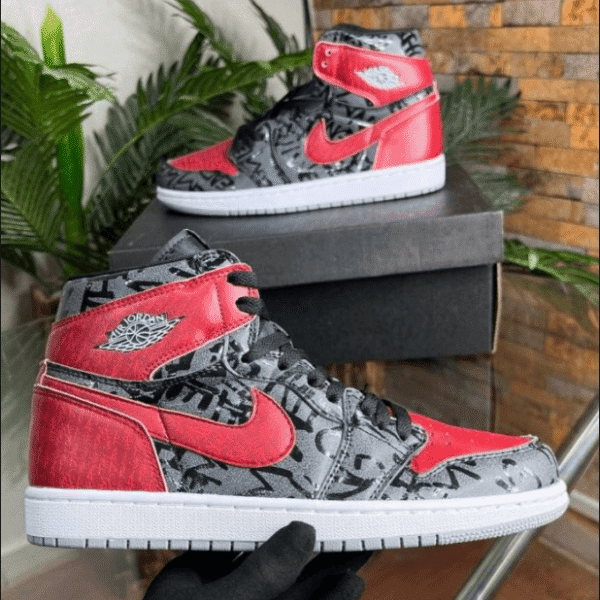 حذاء نايك إير جوردان 1 هاي OG أحمر وأبيض وأسود بتصميم شيكاغو الكلاسيكي