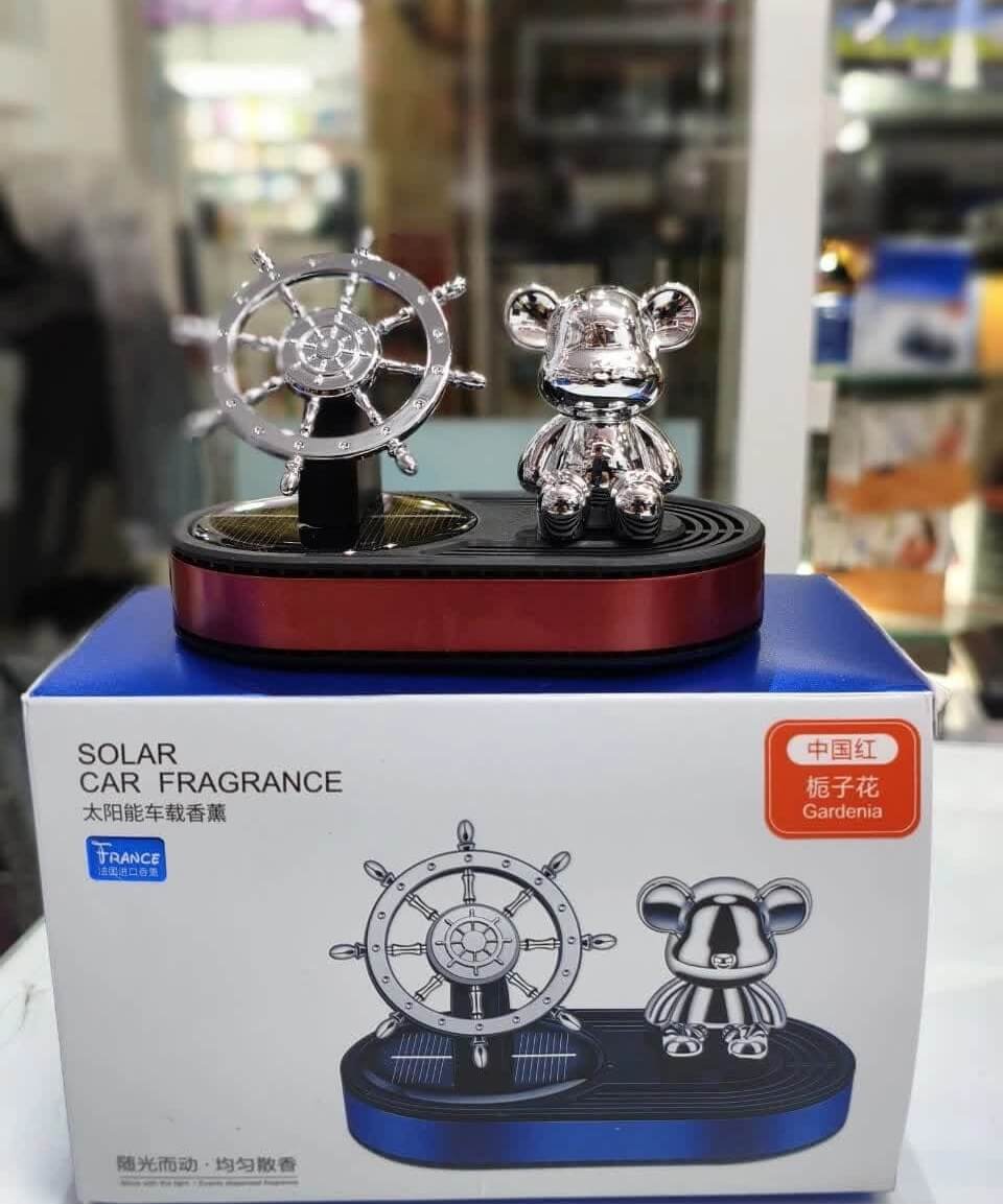 11146-products-688a44e21b0a5.jpg فواحة وعطر جول للسيارات معطر السيارة الشمسي بتصميم سفينة ودب – انتعاش بيئي وأناقة داخل السيارة - الصورة 1