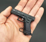 مسدس ميدالية حديد بتصميم المسدس الحقيقي قابل للتفكيك سلاح لعبة شكل سلاسل مفاتيح مع تصميم معدني وقابل للفصل، مسدس جلوك 1:3 Min