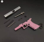 ⁦مسدس ميدالية حديد بتصميم المسدس الحقيقي قابل للتفكيك سلاح لعبة شكل سلاسل مفاتيح مع تصميم معدني وقابل للفصل، مسدس جلوك 1:3 Min⁩ - الصورة ⁦3⁩