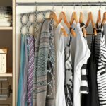 ⁦حامل شماعات وشاح Flexzion - 28 دائرة (عبوة من قطعتين) فتحات حلقية متعددة الوظائف، منظم منزلي، لجوارب ووشاح وحزام كاتم الصوت..⁩ - الصورة ⁦3⁩