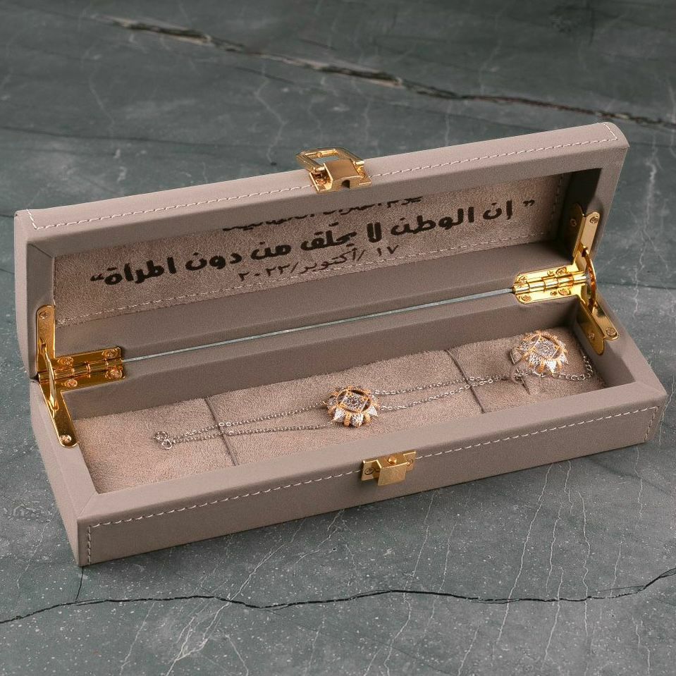 9503-products-65103af4b0dec.jpg طقم اسوارة وخاتم مطلب بالذهب فضة خالص عيار 925 في بوكس فخم وكتابة عبارة من اختيارك (يوم المرأة العمانية) - الصورة 1