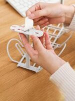 ⁦سلة حاملة الاسلاك منظم اسلاك بلاستيك توصيلات في لوح تخزين منظم اسلاك الاجهزة الالكترونية تركب اسفل الطاولات⁩ - الصورة ⁦5⁩