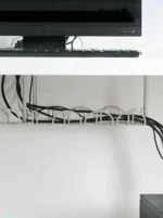 ⁦سلة حاملة الاسلاك منظم اسلاك بلاستيك توصيلات في لوح تخزين منظم اسلاك الاجهزة الالكترونية تركب اسفل الطاولات⁩ - الصورة ⁦6⁩