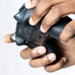 ⁦جهاز تحكم وحدة تحكم ناكون ريفولوشن 5 برو باللون الأبيض للبلايستيشن5⁩ - الصورة ⁦4⁩