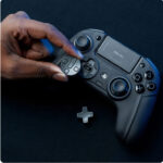 ⁦جهاز تحكم وحدة تحكم ناكون ريفولوشن 5 برو باللون الأبيض للبلايستيشن5⁩ - الصورة ⁦5⁩