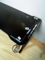 ⁦طاولة العاب طاولة جيمنج 60*140 سم بإضاءة متعددة الألوان وحامل سماعات وكوب طبقة كربون فايبر – تصميم عصري على شكل Z⁩ - الصورة ⁦3⁩