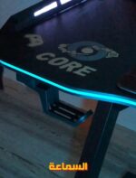 ⁦طاولة العاب طاولة جيمنج 60*140 سم بإضاءة متعددة الألوان وحامل سماعات وكوب طبقة كربون فايبر – تصميم عصري على شكل Z⁩ - الصورة ⁦10⁩