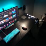 ⁦طاولة العاب طاولة جيمنج 60*140 سم بإضاءة متعددة الألوان وحامل سماعات وكوب طبقة كربون فايبر – تصميم عصري على شكل Z⁩ - الصورة ⁦11⁩