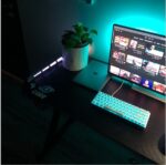 ⁦طاولة العاب طاولة جيمنج 60*140 سم بإضاءة متعددة الألوان وحامل سماعات وكوب طبقة كربون فايبر – تصميم عصري على شكل Z⁩ - الصورة ⁦12⁩